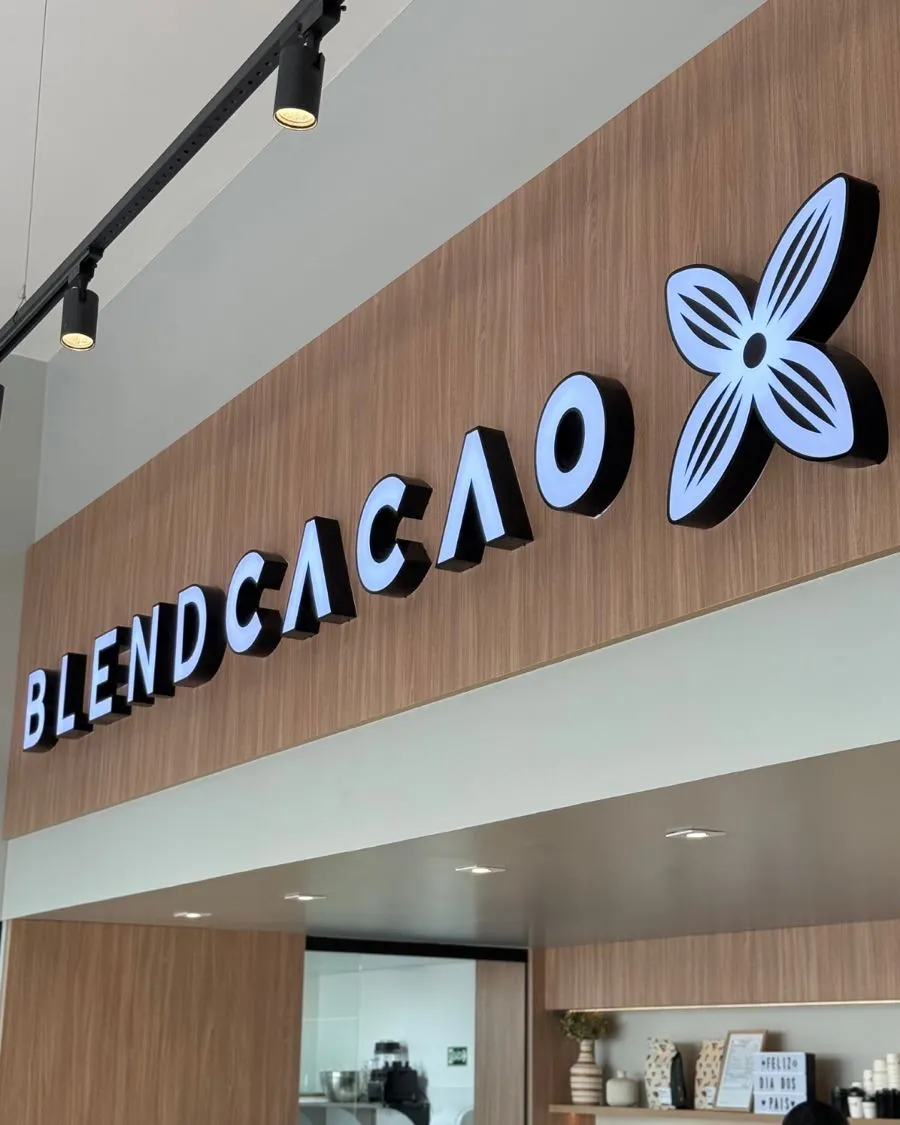 Letra caixa iluminada da Blend Cacao, por D'Caris
