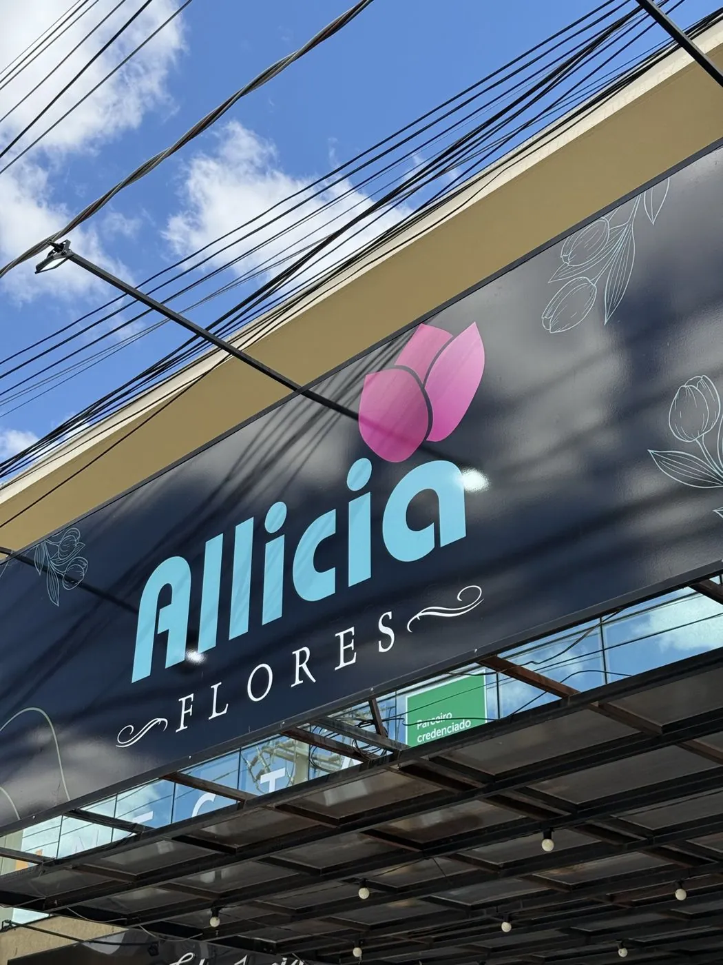 Fachada com adesivo decorativo da Allicia Flores, por D'Caris