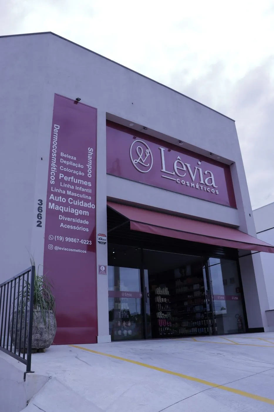 Fachada com letreiro e comunicação lateral da Lêvia Cosméticos, por D'Caris