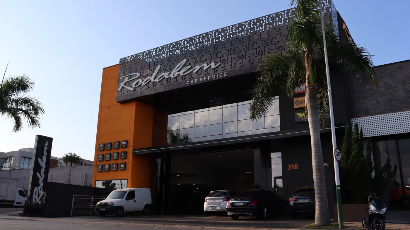 Fachada completa da Rodabem Car Service, por D'Caris