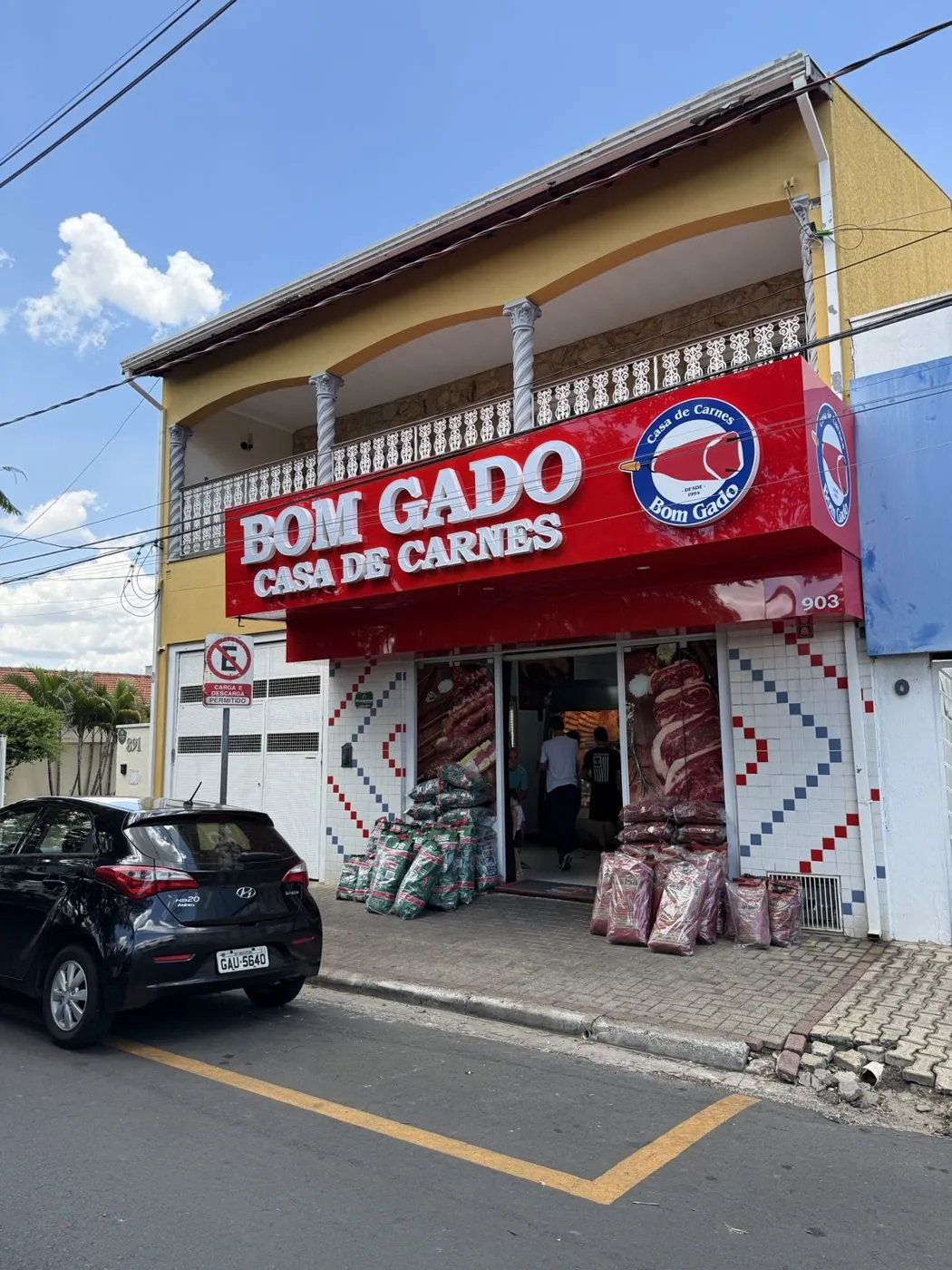 Fachada em lona com toldo da Bom Gado, por D'Caris