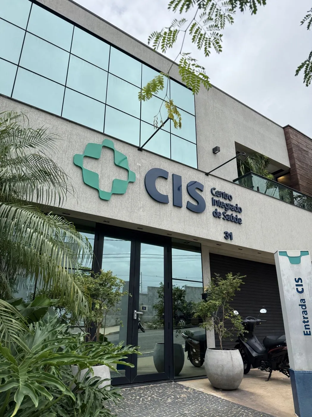 Fachada em vidro com letra caixa da CIS Centro Integrado de Saúde, por D'Caris