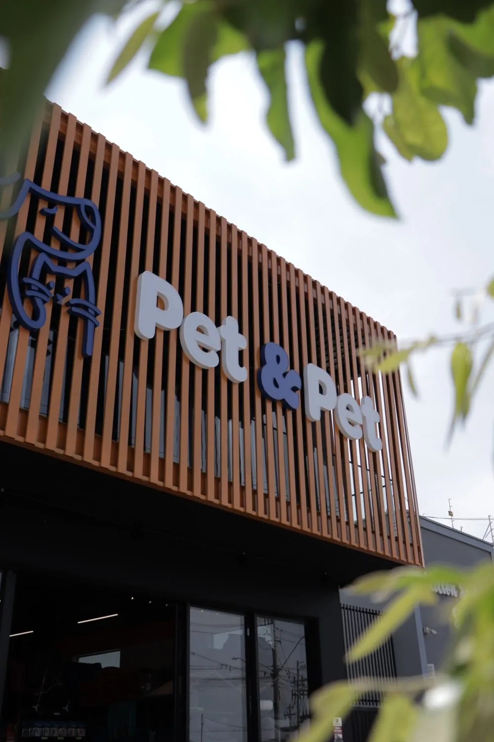 Fachada completa da Pet & Pet, por D'Caris
