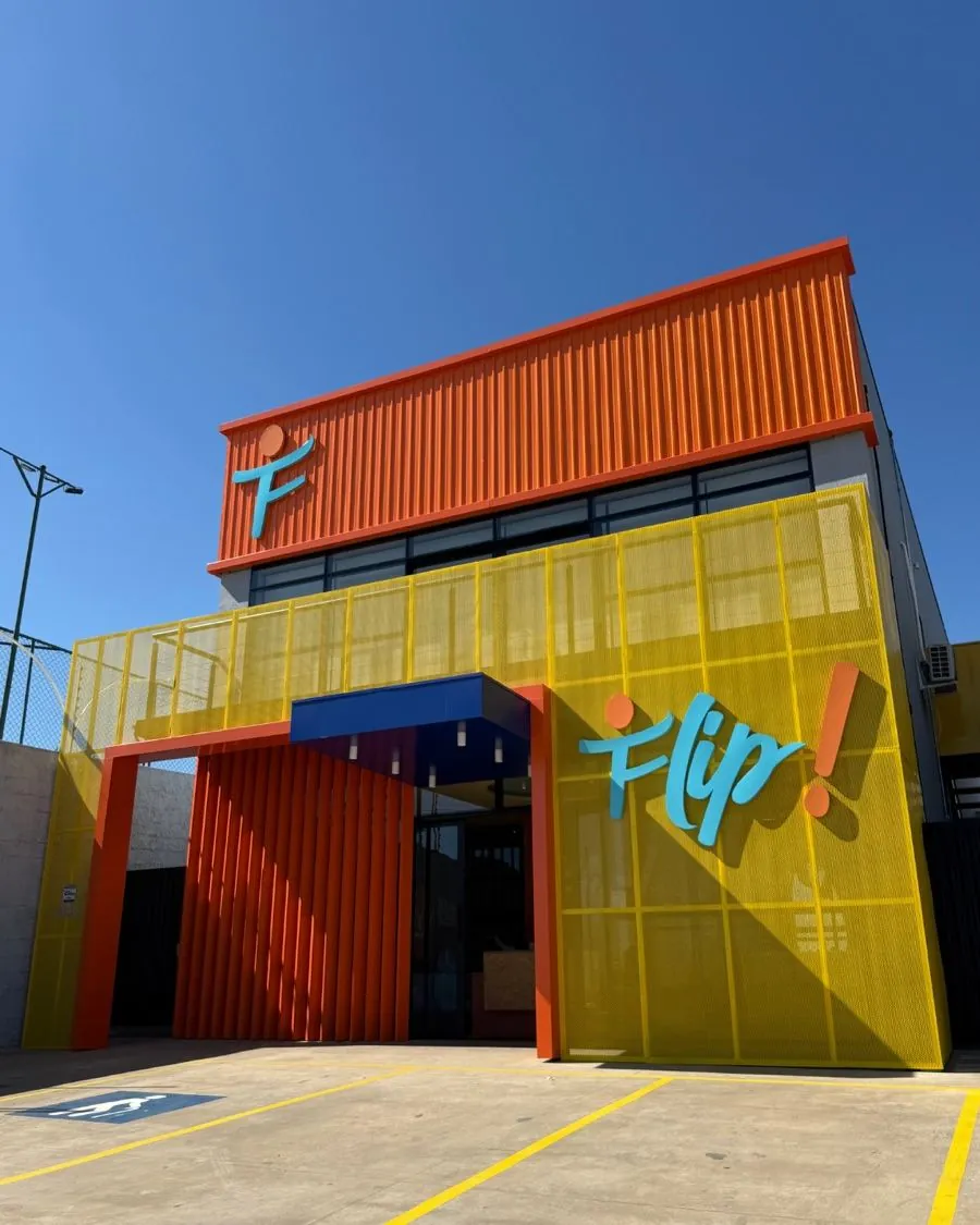 Fachada completa da academia Flip!, por D'Caris