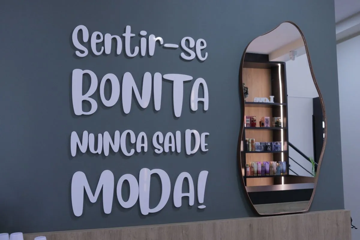 Frase decorativa em letra caixa na Lêvia Cosméticos, por D'Caris