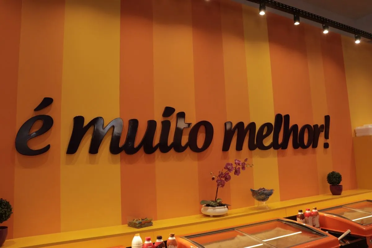 Frase em letra caixa na parede interna do O Sorvetão, por D'Caris