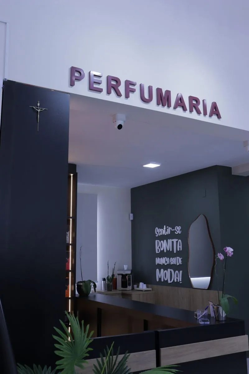 Identificação de ambiente Perfumaria em letra caixa na Lêvia, por D'Caris