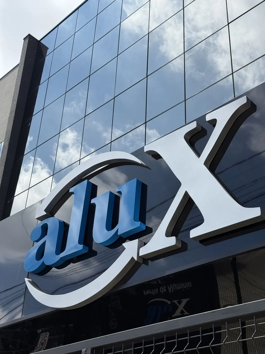 Letra caixa da aluX sobre pele de vidro, por D'Caris