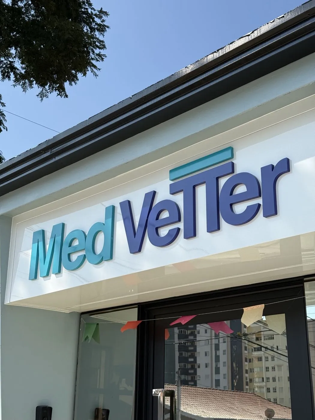 Letra caixa em fachada da MedVetter, por D'Caris