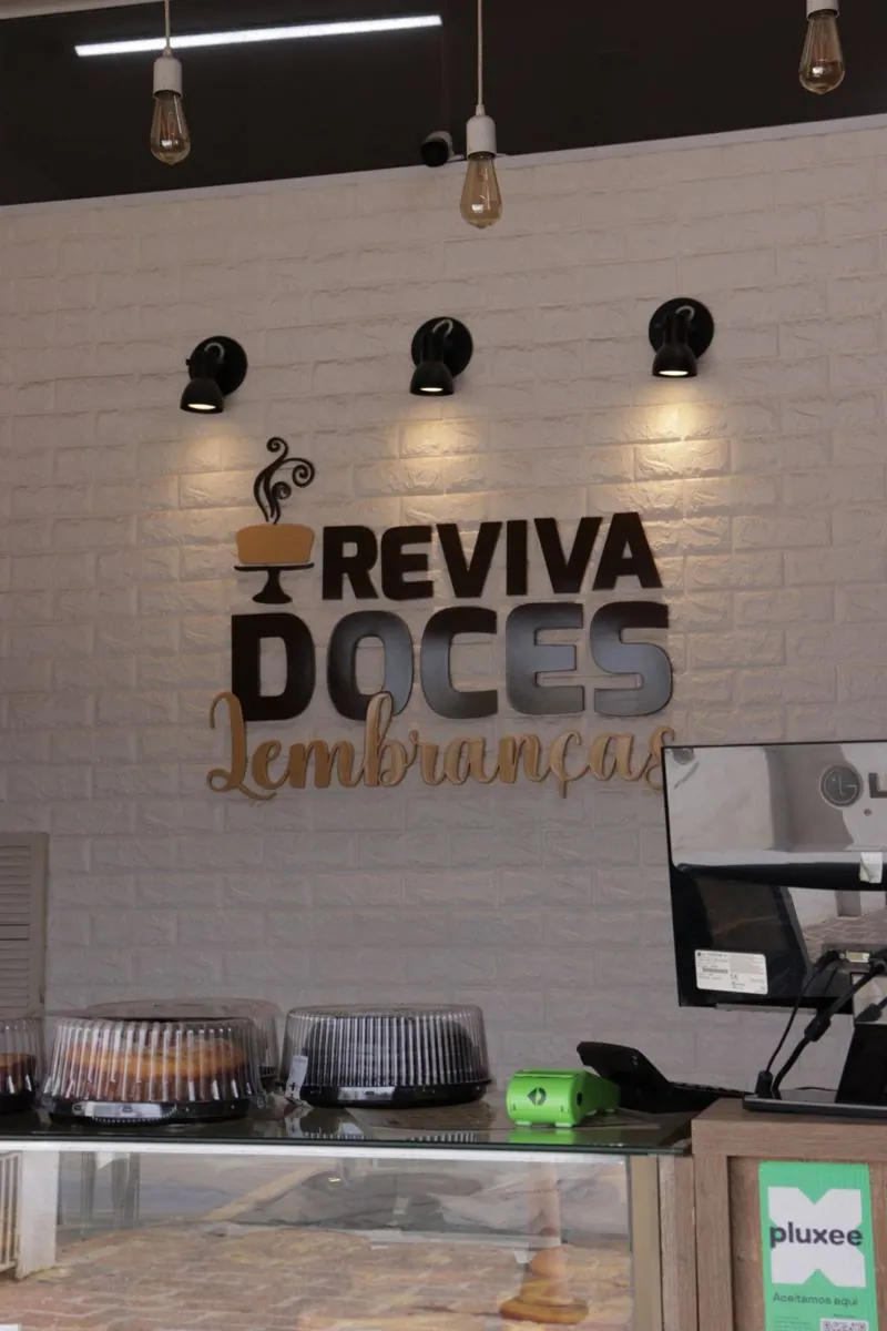 Logo em letra caixa na parede interna da Reviva Doces, por D'Caris