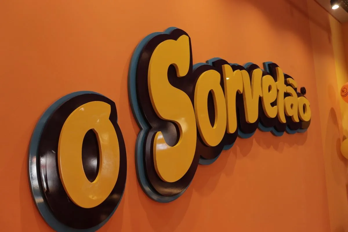 Logo em relevo na parede interna da O Sorvetão, por D'Caris