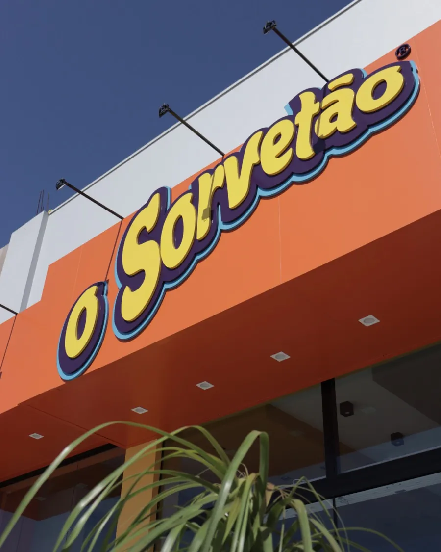 Letreiro iluminado da sorveteria O Sorvetão, por D'Caris