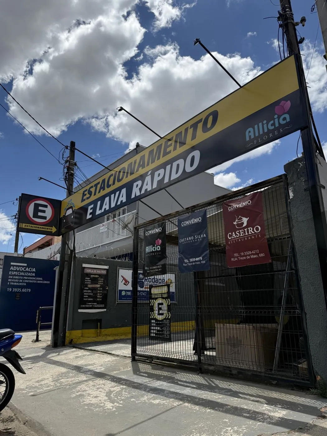 Faixa e banners de entrada da Estacionamento e lava rápido, por D'Caris