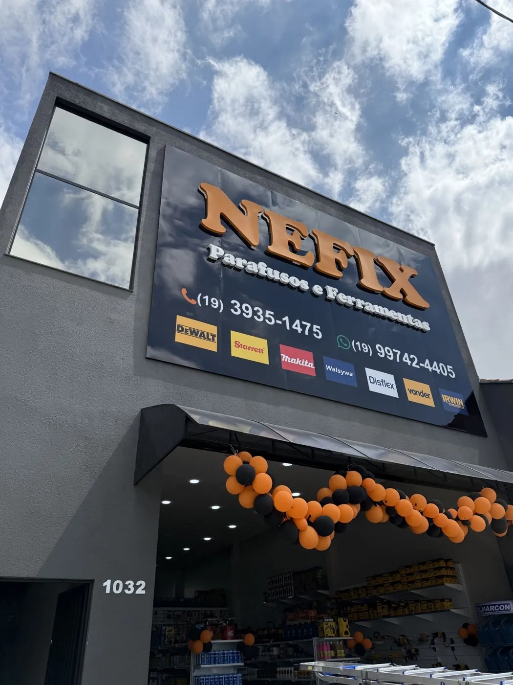 Painel de fachada da NEFIX Parafusos e Ferramentas, por D'Caris