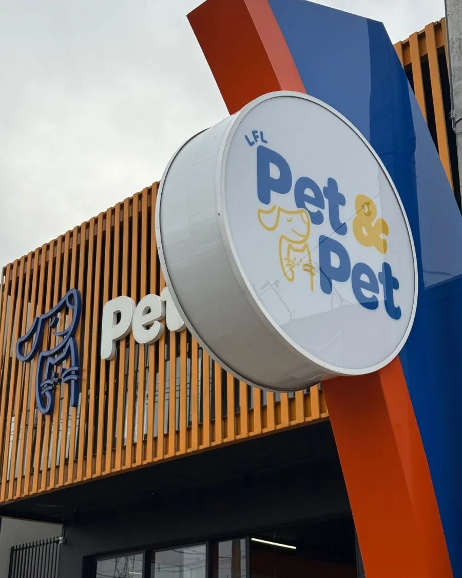 Totem e fachada ripada da Pet & Pet, por D'Caris
