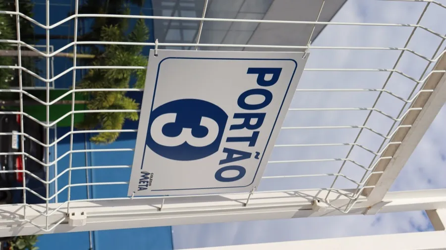 Placa de identificação de portão da Colégio Meta em Indaiatuba, por D'Caris