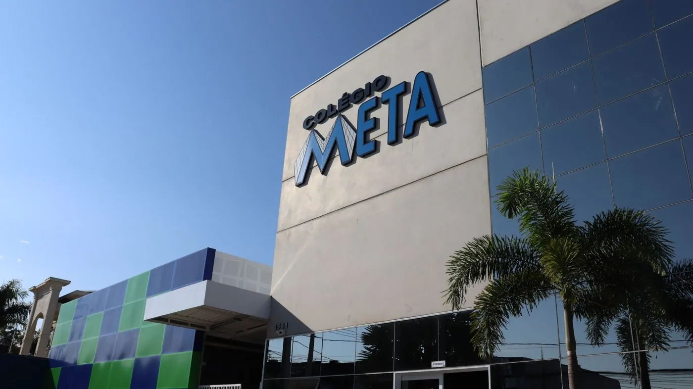 Prédio do Colégio Meta com letreiro em letra caixa