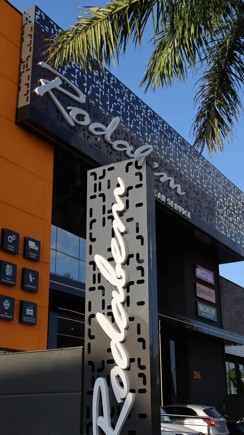 Totem em chapa perfurada da Rodabem Car Service, por D'Caris