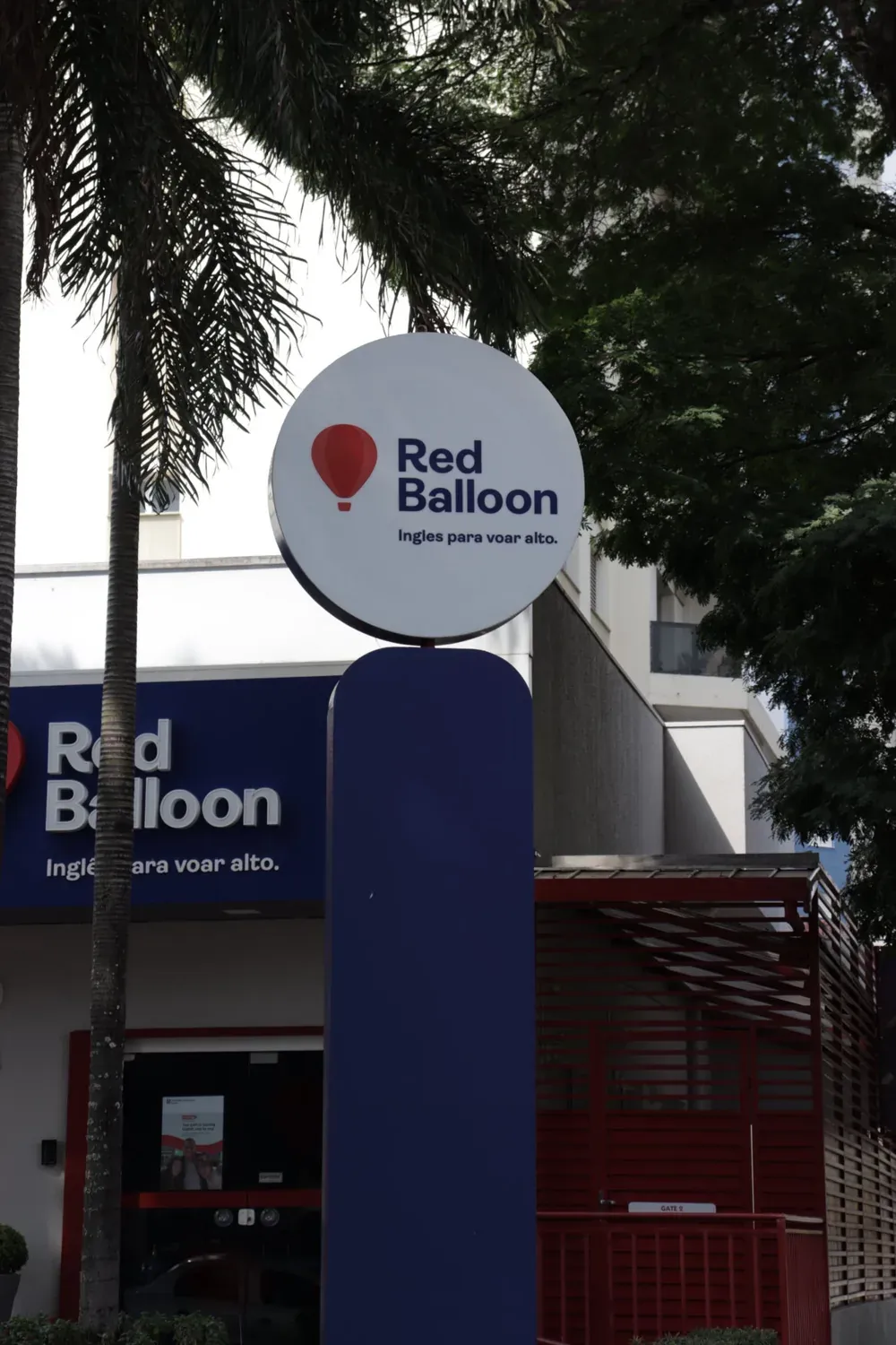 Totem da Red Balloon Idiomas, por D'Caris