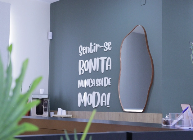 letra caixa ambiente interno