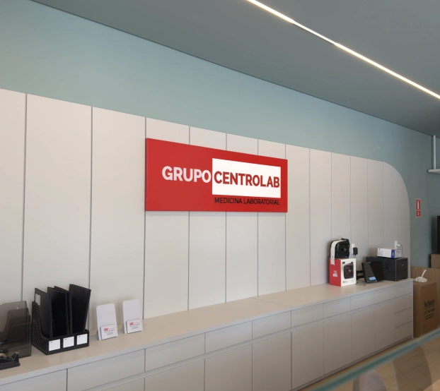 painel acm e letra em acrilico dcaris